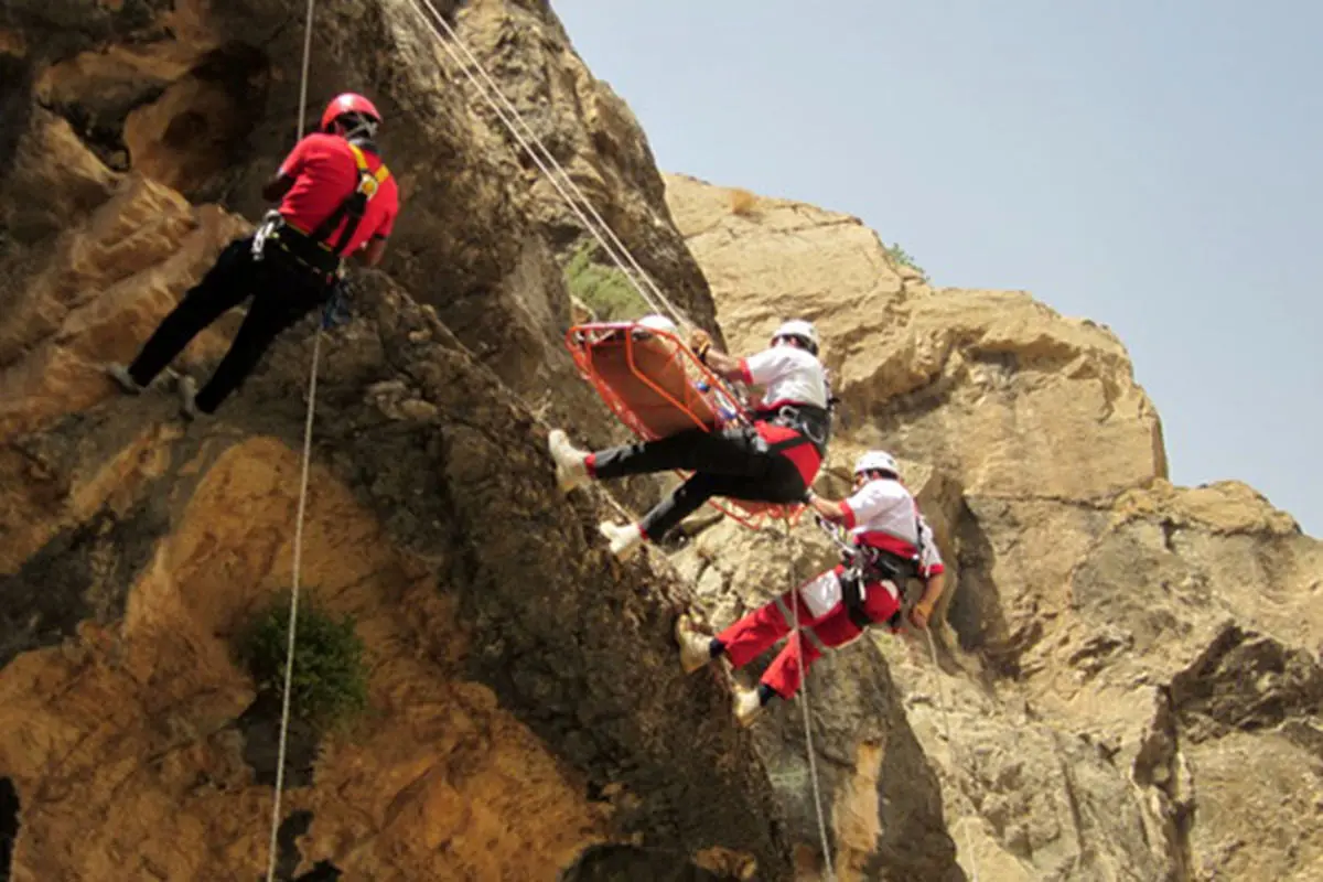 سقوط کوهنورد 35 ساله از قله شهباز شازند 