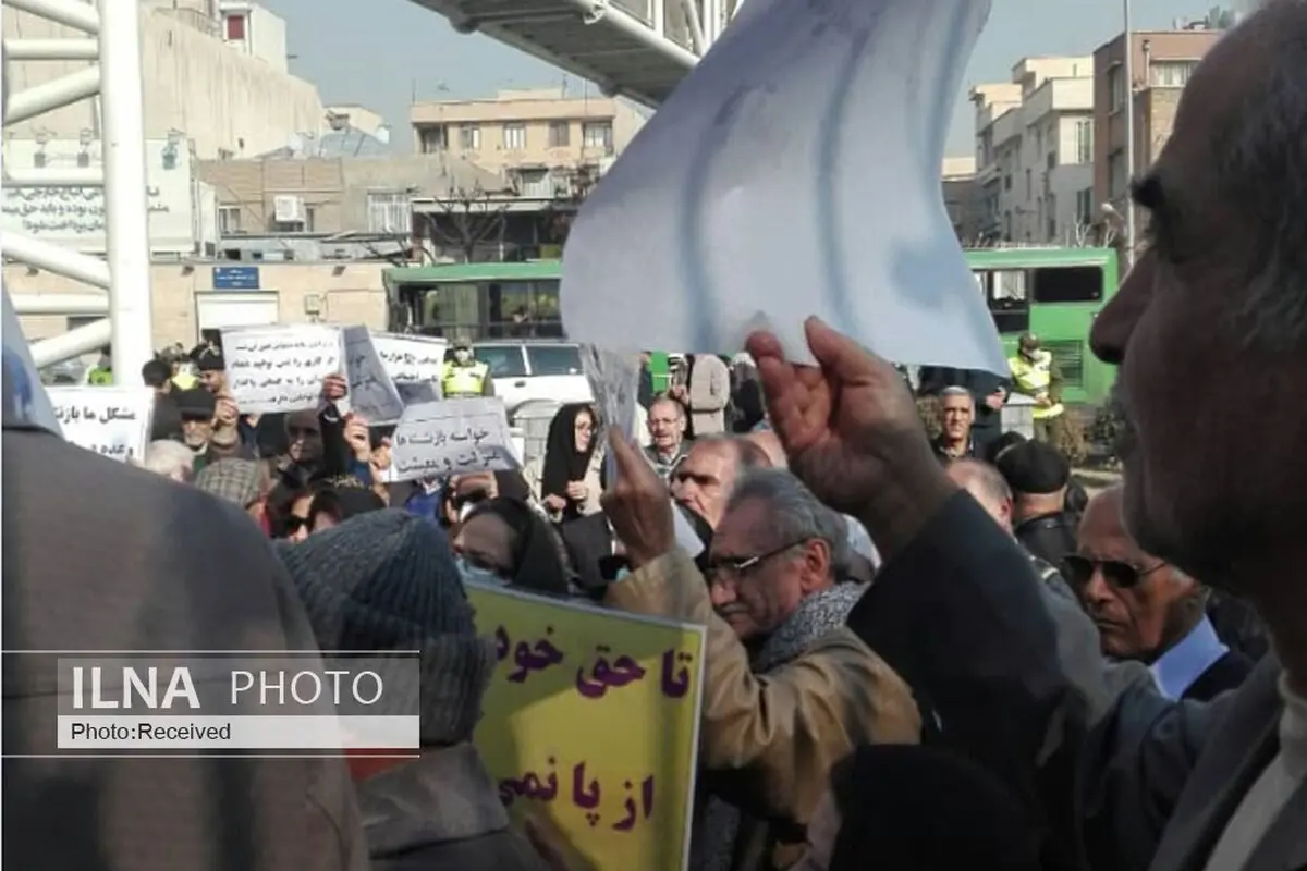 تجمع بازنشستگان مقابل مجلس/ بودجه همسان‌سازی ناکافی و افزایش ۱۵ درصدی مستمری‌ها ناعادلانه است