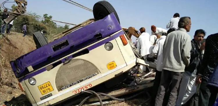 8 کشته و 40 مجروح در واژگونی اتوبوس در هند