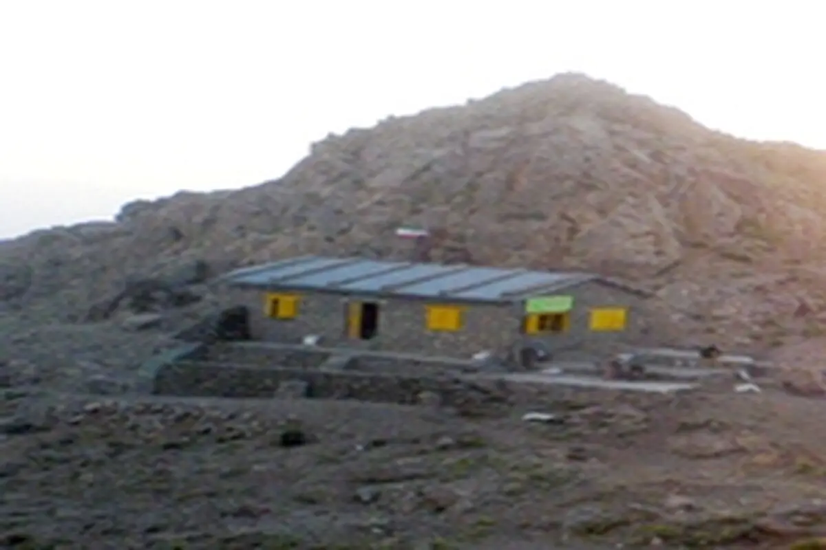 کارکنان وزارت نیرو به کوه " دالاخانی " در شهرستان سنقر صعود کردند
