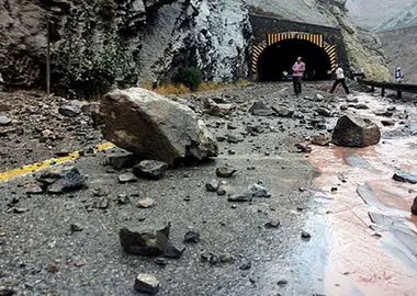 ریزش کوه بخشی از محور یاسوج به پاتاوه را مسدود کرد