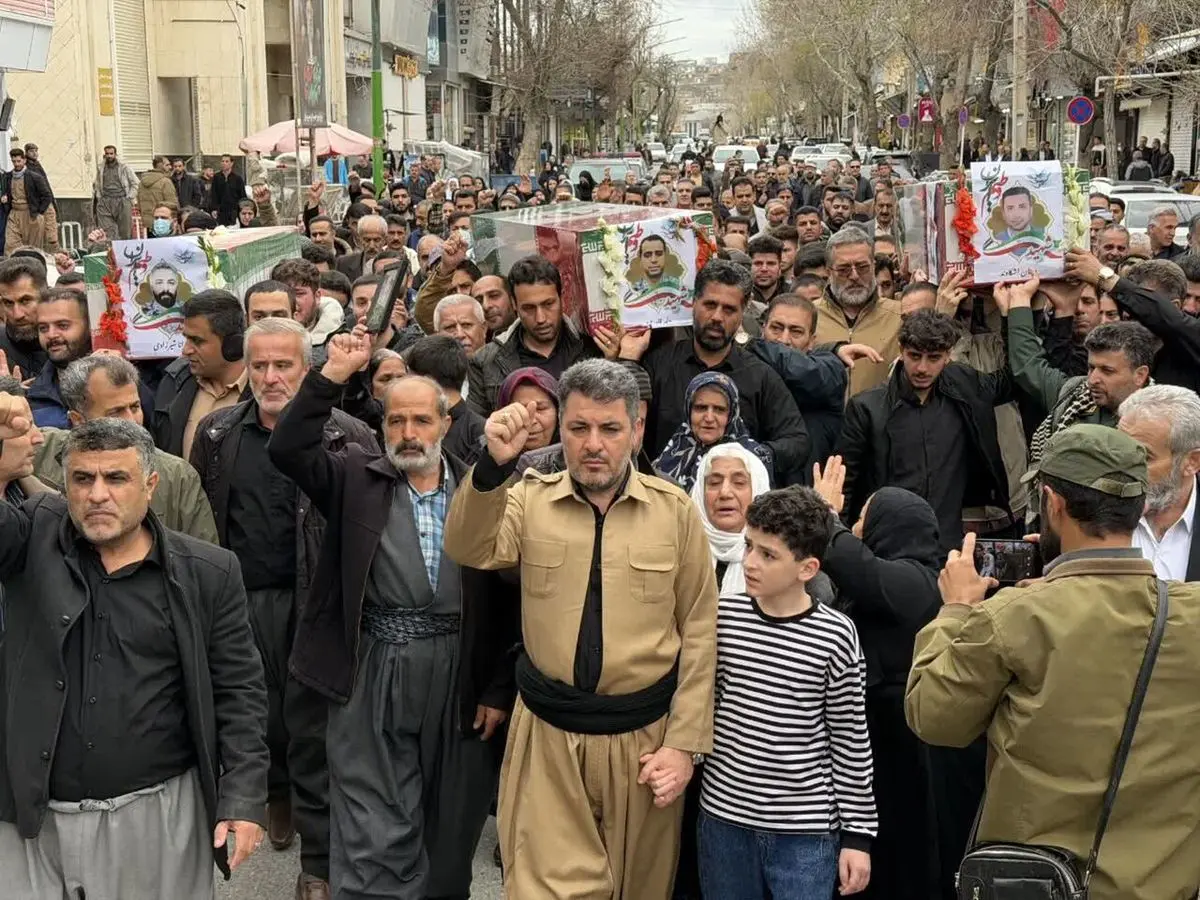 پیکر سه شهید جنگ رمضان در مریوان تشییع شد
