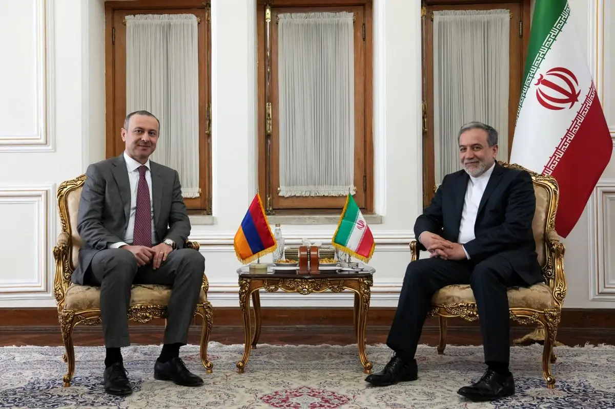 دیدار دبیر شورای امنیت ملی ارمنستان با عراقچی