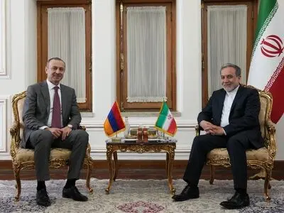 دیدار دبیر شورای امنیت ملی ارمنستان با عراقچی