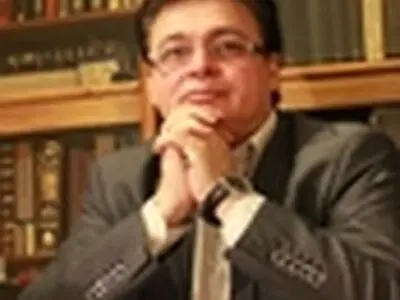 ادبیات هم به نقد علمی نیاز دارد و هم به نقد ادبی