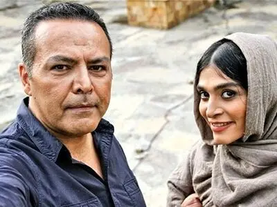 ملصقان دعائیان لأول فیلم سیلفی فی تاریخ السینما