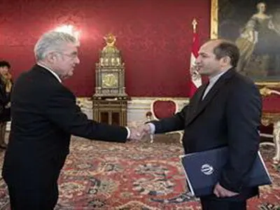 استوارنامه سفیر جدید ایران تقدیم رییس جمهوری اتریش شد