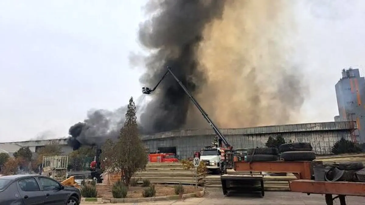 آتش‌سوزی کارتن‌سازی مورچه خورت اصفهان ۸ مصدوم داشت