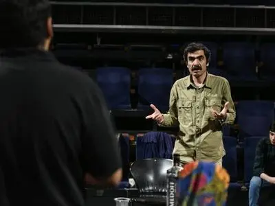 حسین کیانی «کافه کات» را روی صحنه می‌برد