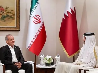 الرئيس بزشكيان يلتقي بأمير دولة قطر في الدوحة