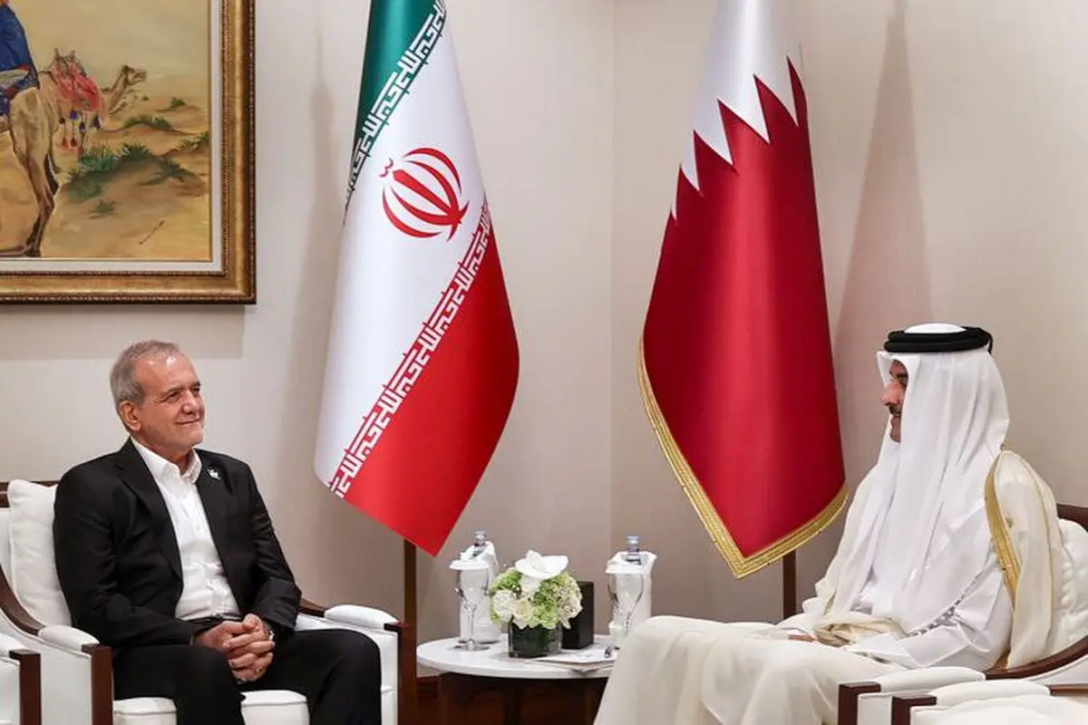 الرئيس بزشكيان يلتقي بأمير دولة قطر في الدوحة