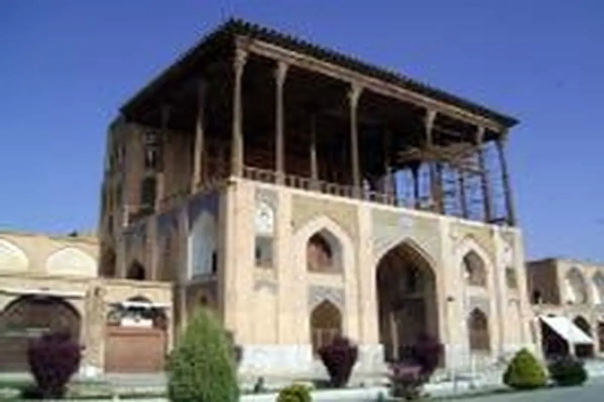 طولانی بودن زمان مرمت به تزئینات راه پله‌های عالی‌قاپو آسیب‌های جدی وارد کرده بود