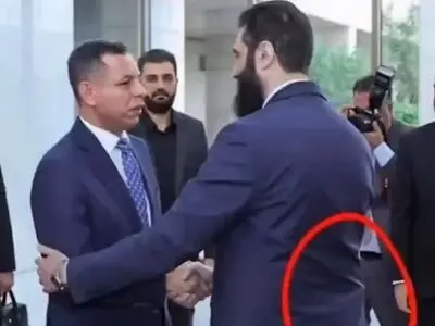 حمل اسلحه توسط جولانی در دیدار با فرستاده عراق + فیلم