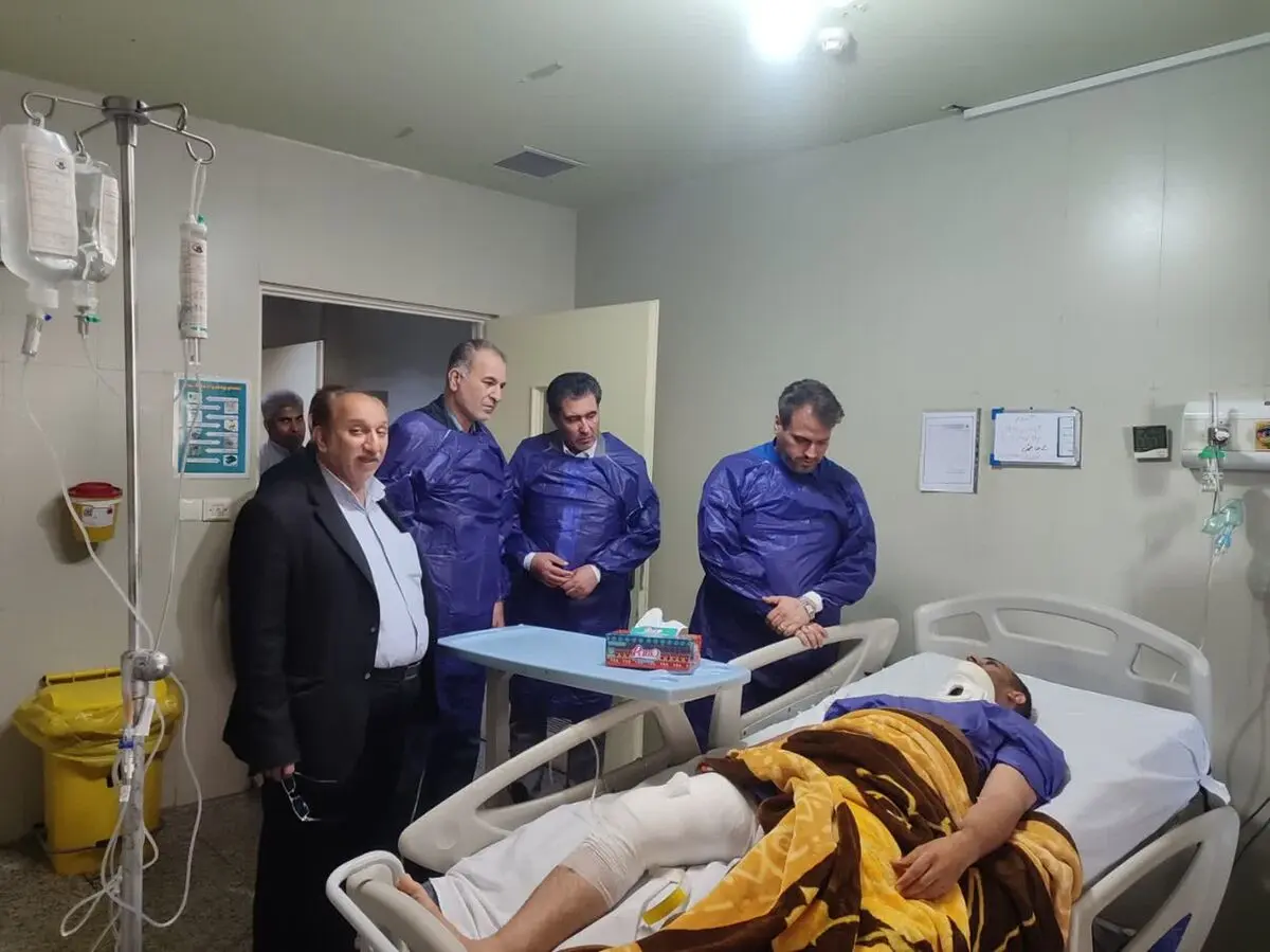 بازدید مدیرکل کار خوزستان و دبیر اجرایی خانه کارگر از کارگران مصدوم انفجار پالایشگاه آبادان
