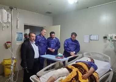 بازدید مدیرکل کار خوزستان و دبیر اجرایی خانه کارگر از کارگران مصدوم انفجار پالایشگاه آبادان