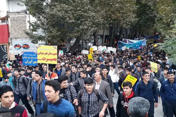 راهپیمایی ۱۳ آبان امروز هم‌زمان با سراسر کشور در شهرهای مختلف لرستان آغاز شد