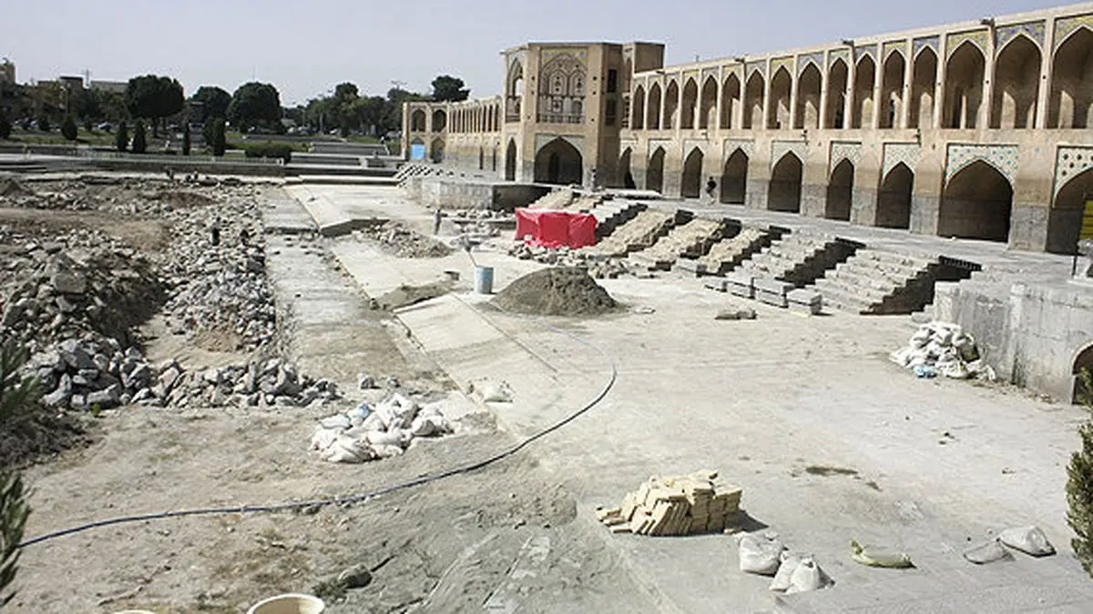 سی‌وسه پل در زمین فرو می‌رود!