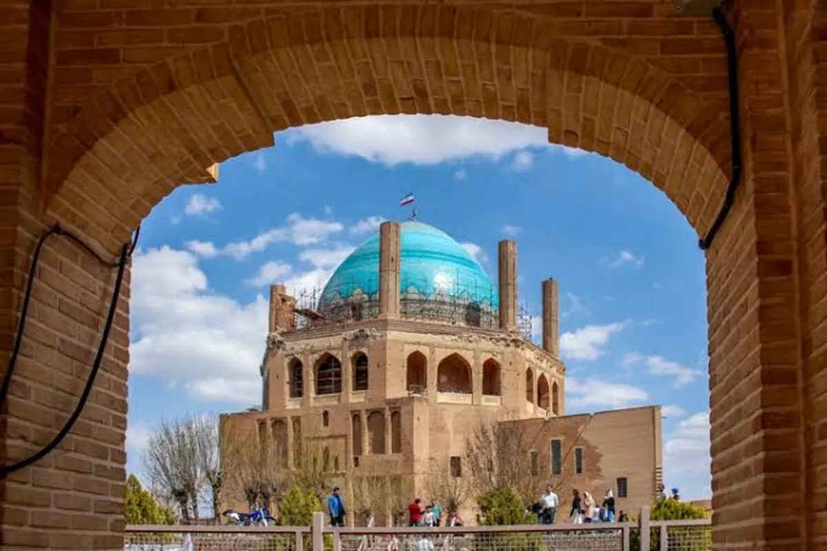 پایان نیم قرن انتظار برای تماشای کامل گنبد سلطانیه/ داربست‌های داخلی پس از مرمت کتیبه بزرگ داخل سلطانیه برچیده می‌شود