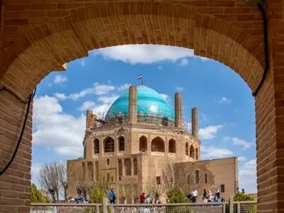 پایان نیم قرن انتظار برای تماشای کامل گنبد سلطانیه/ داربست‌های داخلی پس از مرمت کتیبه بزرگ داخل سلطانیه برچیده می‌شود