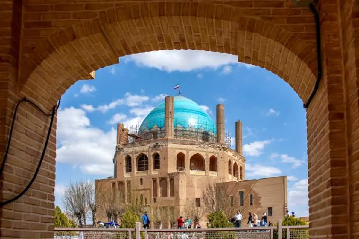 پایان نیم قرن انتظار برای تماشای کامل گنبد سلطانیه/ داربست‌های داخلی پس از مرمت کتیبه بزرگ داخل سلطانیه برچیده می‌شود