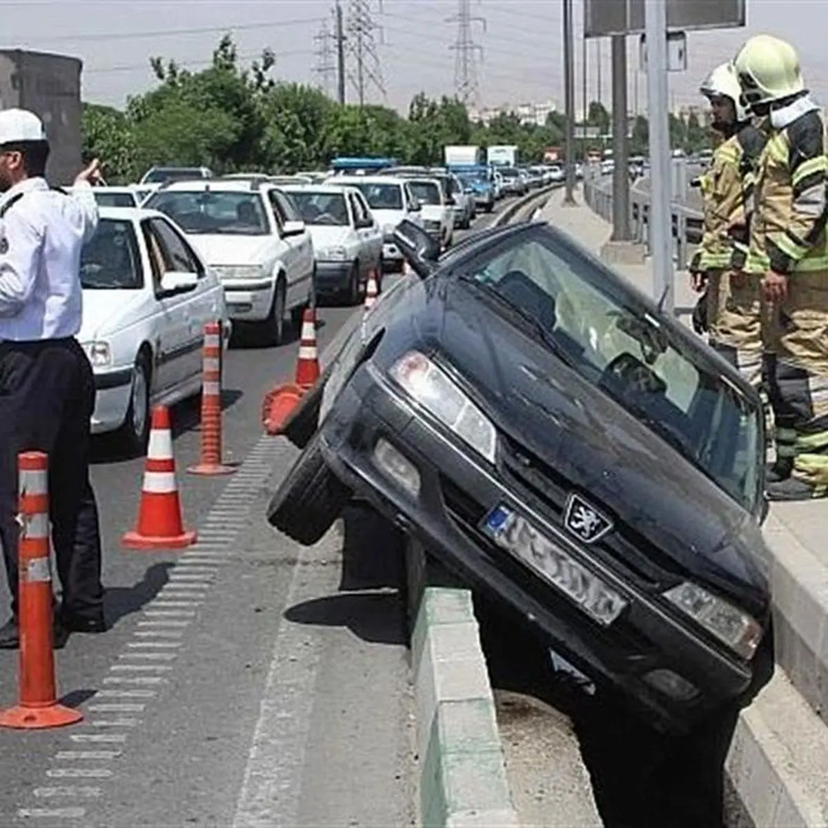 ضرورت استفاده از علائم هشدار دهنده هنگام توقف در حاشیه معابر