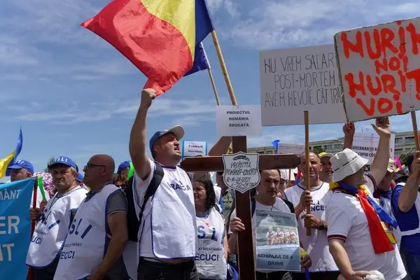 معلمان رومانیایی به اعتصاب یک ماهه پایان دادند