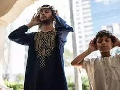 آیا بلند خواندن قرائت نماز برای اخطار دادن، نماز را باطل می کند ؟