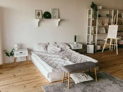 اتاق خواب ساده بدون تخت را چگونه بچینیم؟