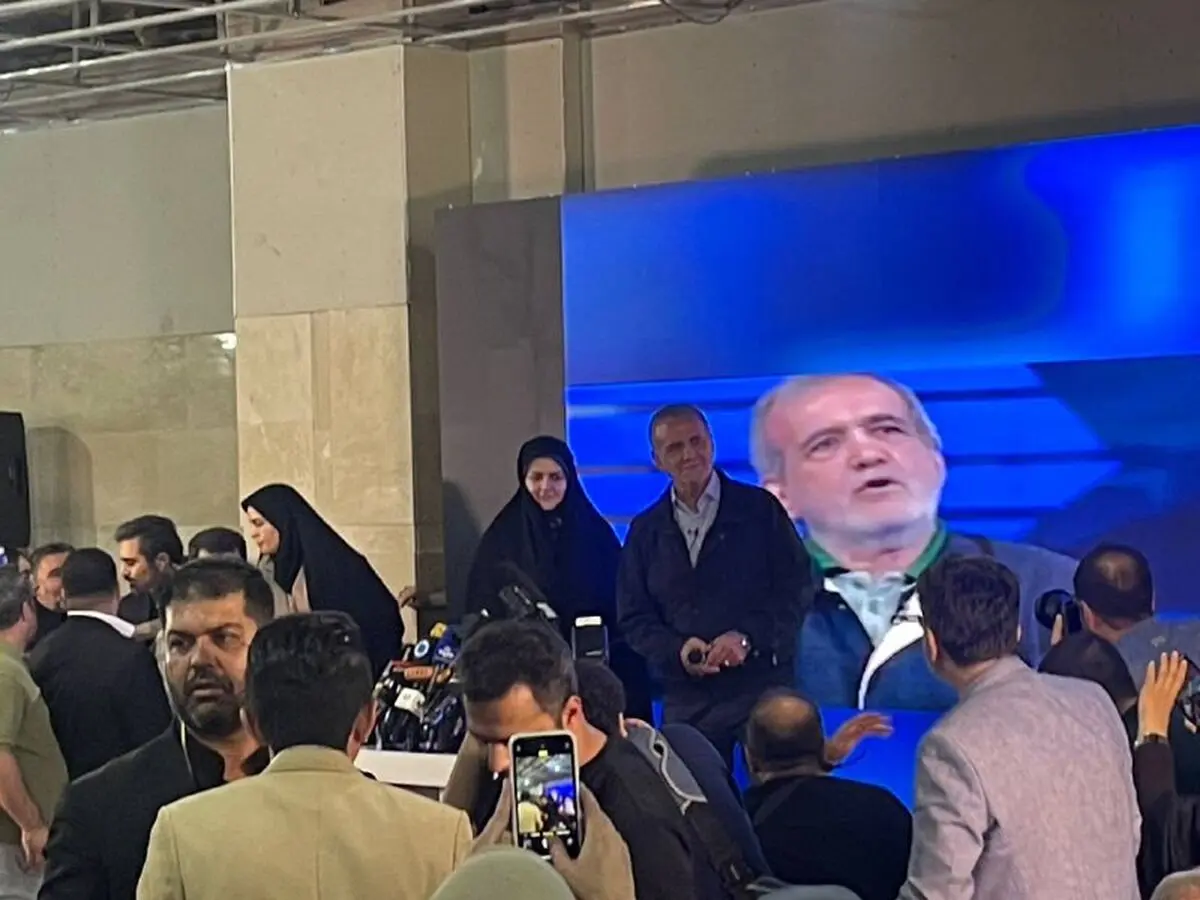 آقایانی که به دنبال طرح نور هستند بگویند این موضوع ما را به نور می‌کشاند یا انتهای آن سیاه است؟/ چرا همه را از دین زده می‌کنیم؟