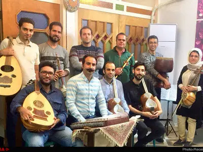 روی ناخوش ارشاد اصفهان به نوازندگان زن/خانم‌ها می‌توانند به عنوان بازیگر روی صحنه بروند اما به عنوان نوازنده نه!  
