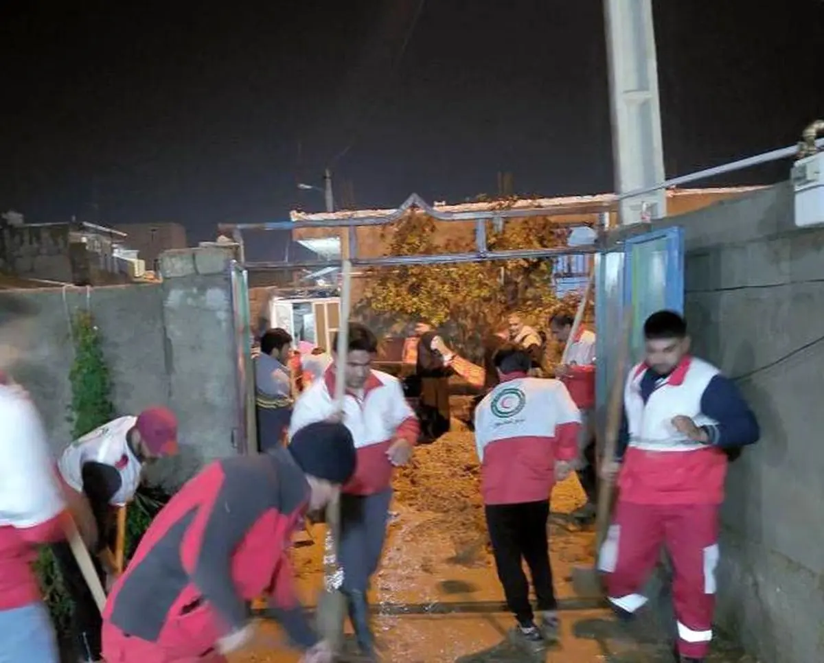 امدادرسانی هلال‌احمر به منازل سیل‌زده استان ایلام