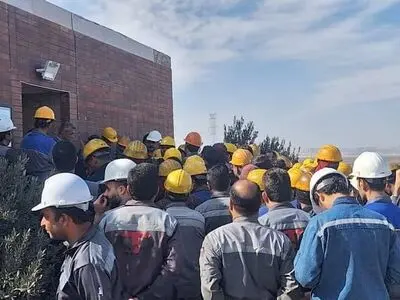 اعتراض کارگران کارخانه کک‌سازی طبس به عدم افزایش حقوق 