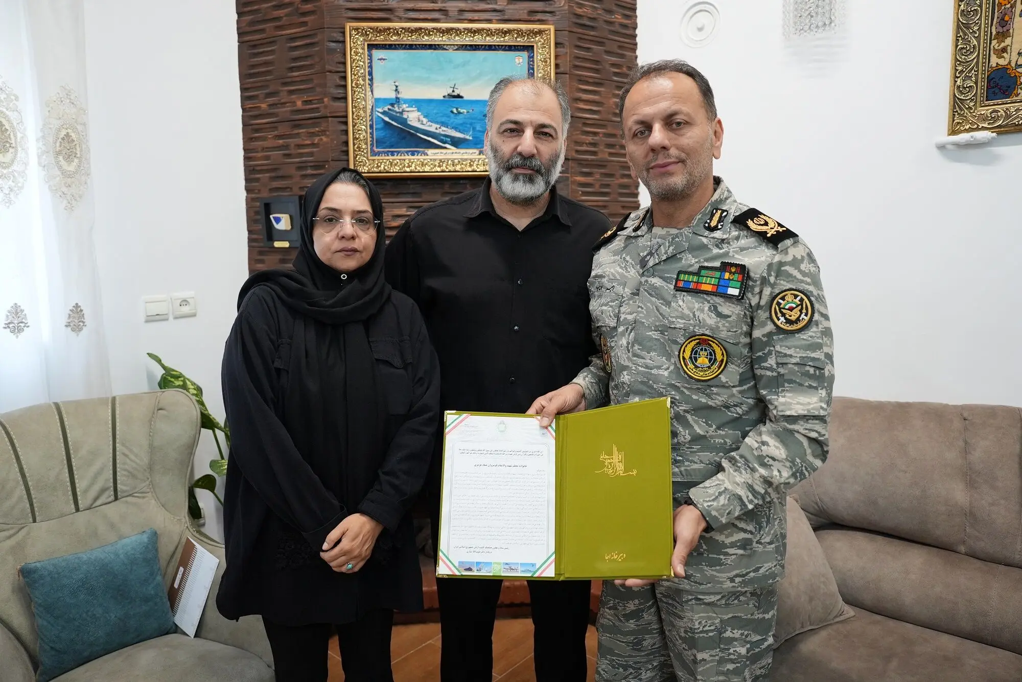 دیدار رئیس سازمان تربیت بدنی ارتش با خانواده شهید ناو دنا