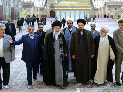 قائد الثورة الاسلامیة یزور مرقد الامام الخمیني (طاب ثراه)