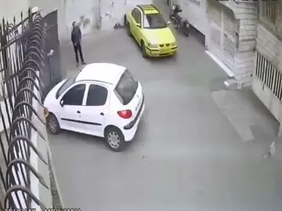 سرقت از تاکسی پارک شده در محله قلمستان تهران + فیلم