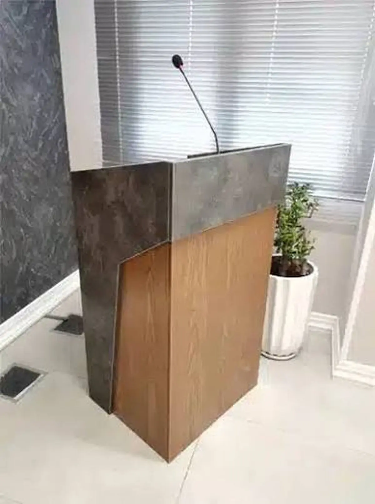توصیه به مسئولان: تریبون افرادی که با حرفهای تنش زا، اقتصاد کشور را متزلزل می کنند قطع کنید