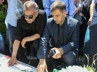 ادای احترام مدیران باشگاه استقلال به اسطوره‌های سرخابی و بزرگان رسانه +عکس