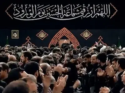 لحظاتی از مداحی آقای محمدحسین پویانفر در مراسم عزاداری شب هشتم ماه محرم در حسینیه امام خمینی(ره) + فیلم