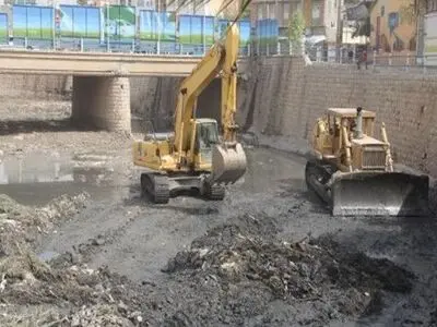 لایروبی بیش از ۷۰ هزار متر مکعب بستر رودخانه خشک شیراز