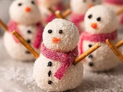 این آدم برفی‌های نارگیلی زیبا را برای شب یلدا درست کنید!