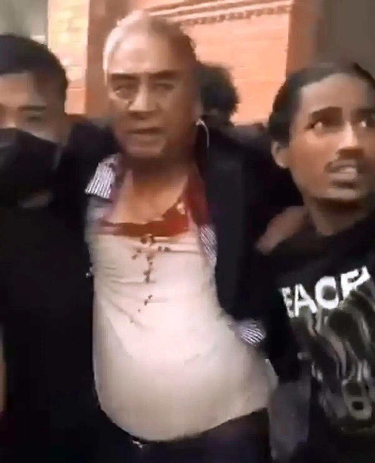 «شِر بهادر دئوبا» نخست‌ وزیر پیشین نپال به‌ همراه همسرش از منزل مسکونی‌شان بیرون کشیده شده و مورد ضرب‌وشتم قرار گرفتند + فیلم