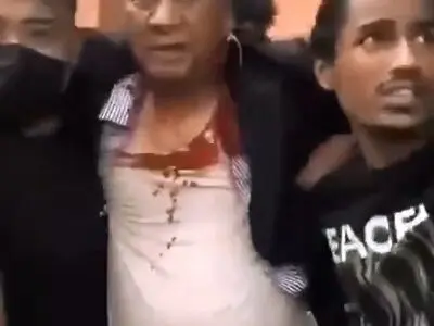 «شِر بهادر دئوبا» نخست‌ وزیر پیشین نپال به‌ همراه همسرش از منزل مسکونی‌شان بیرون کشیده شده و مورد ضرب‌وشتم قرار گرفتند + فیلم