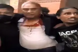 «شِر بهادر دئوبا» نخست‌ وزیر پیشین نپال به‌ همراه همسرش از منزل مسکونی‌شان بیرون کشیده شده و مورد ضرب‌وشتم قرار گرفتند + فیلم