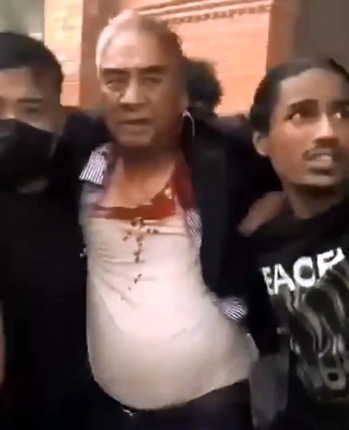 «شِر بهادر دئوبا» نخست‌ وزیر پیشین نپال به‌ همراه همسرش از منزل مسکونی‌شان بیرون کشیده شده و مورد ضرب‌وشتم قرار گرفتند + فیلم