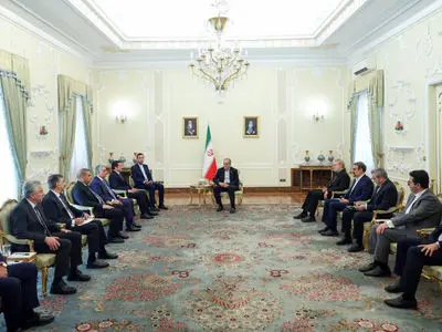 بزشكيان: ربط شبكة السكك الحديدية بين إيران والعراق خطوة استراتيجية لتعزيز التعاون الاقتصادي والأمني