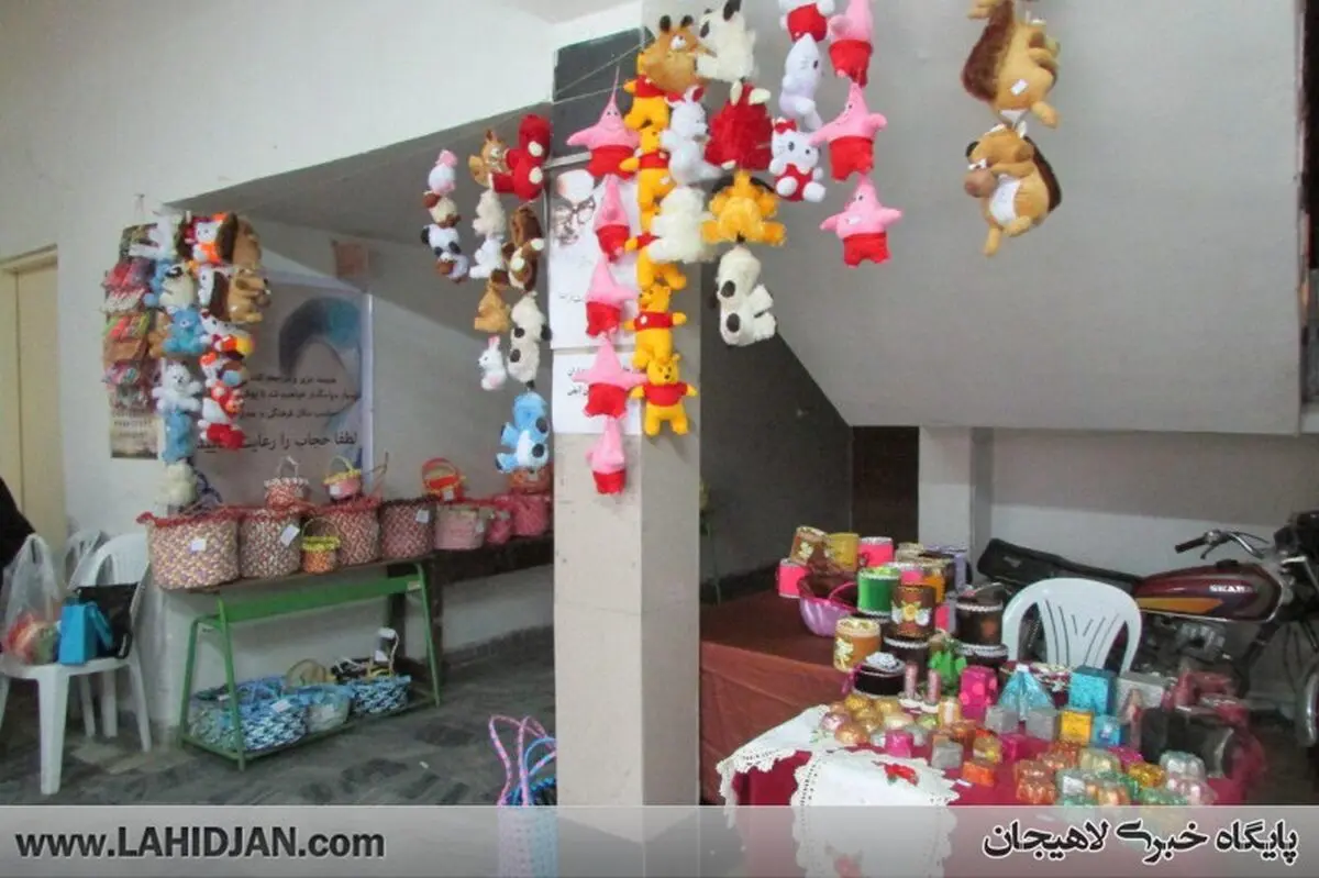 نمایشگاه صنایع دستی به همت بانوان هنرمند تالاسمی لاهیجان