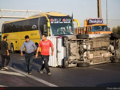  واژگونی یک دستگاه وانت پراید در  بزرگراه آزادگان (جنب پل شهید صنیع خانی)