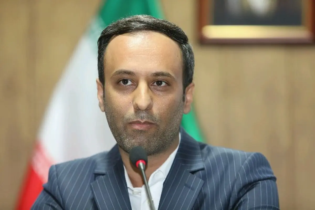 سقوط مهتابی و ریزش گچ‌کاری‌های سقف در یک کلاس درس/ دانش‌آموزان آسیبی ندیدند
