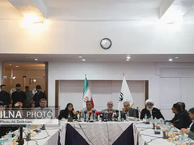 نشست ویژه ستاد مدیریت بحران هرمزگان با حضور معاون اجرایی رئیس‌جمهور، وزرای راه و نیرو و استاندار