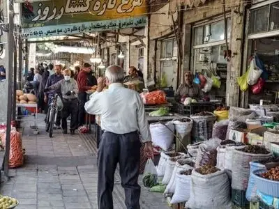 پیاده روهای خیابان عطایی ارومیه در اشغال مغازه داران/ خیابان های شهر نیازمند احداث ۱۴ پل عابر پیاده جدید